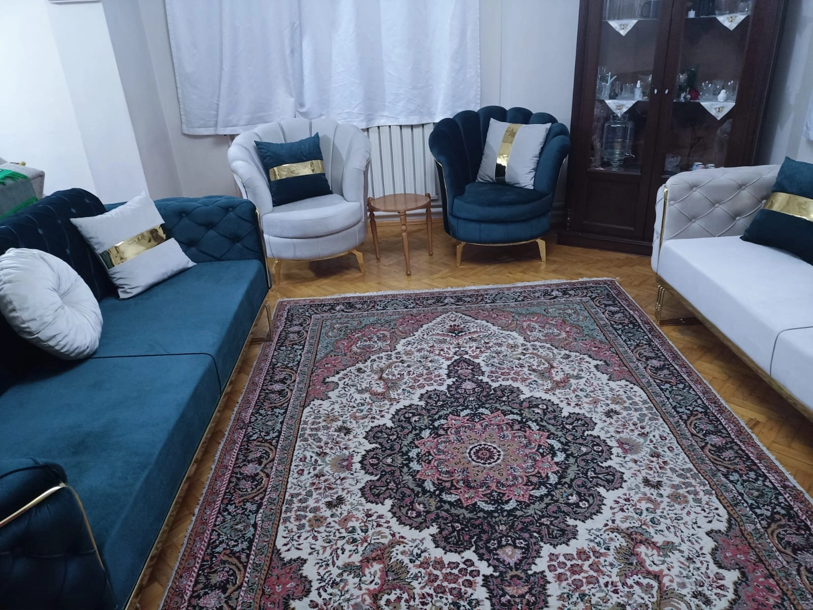 لدينا عقل مبدع ويد ماهرة للغاية عندما يتعلق الأمر بعمل تفصيل وتنجيد جميع أنواع المفروشات حسب الطلب