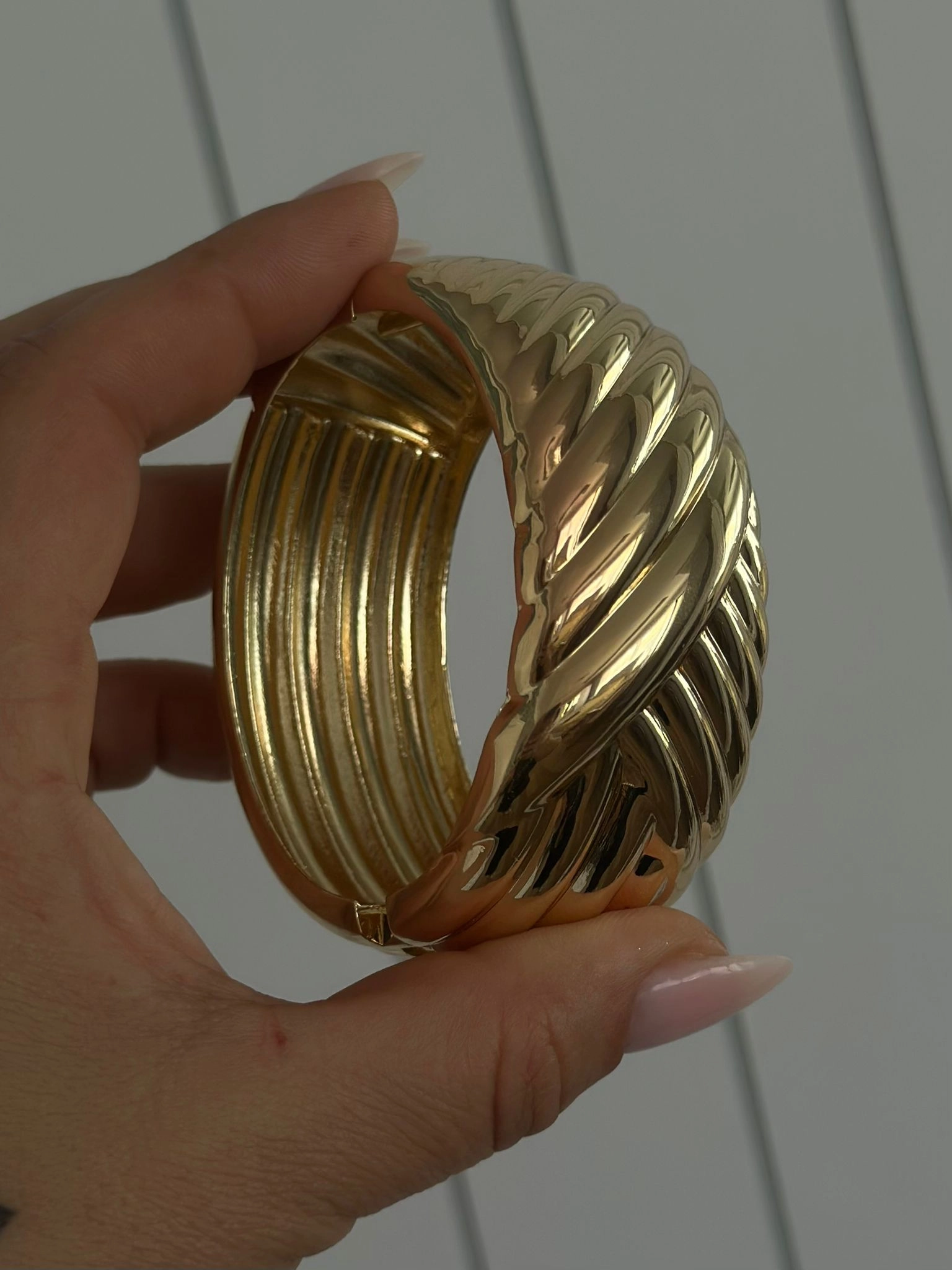 Geçişli Plaka Detaylı Bombeli Pirinç Kaplama Kelepçe (gold)