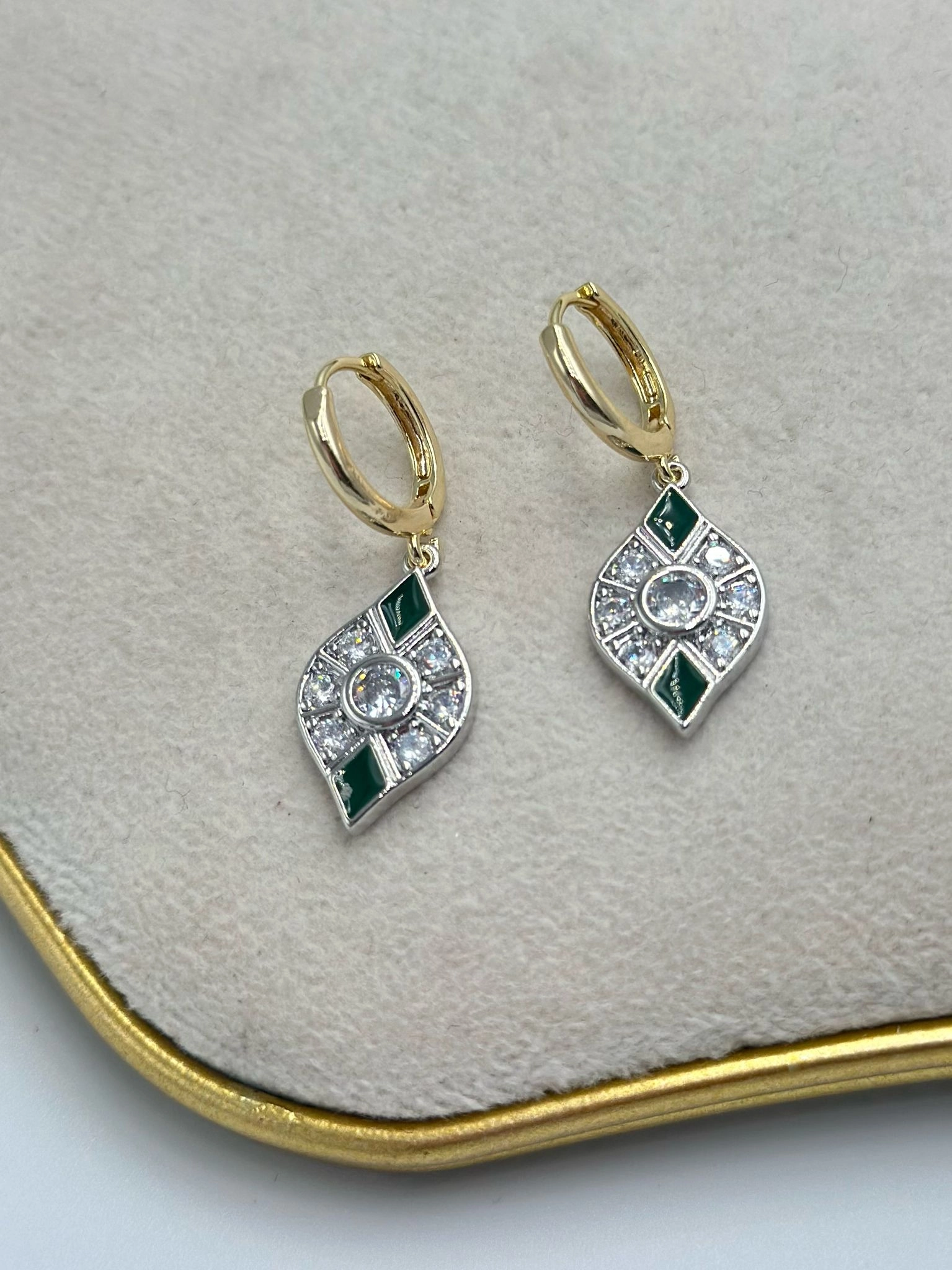 Yeşil Taş Detaylı Sallantılı Vintage Çelik Küpe