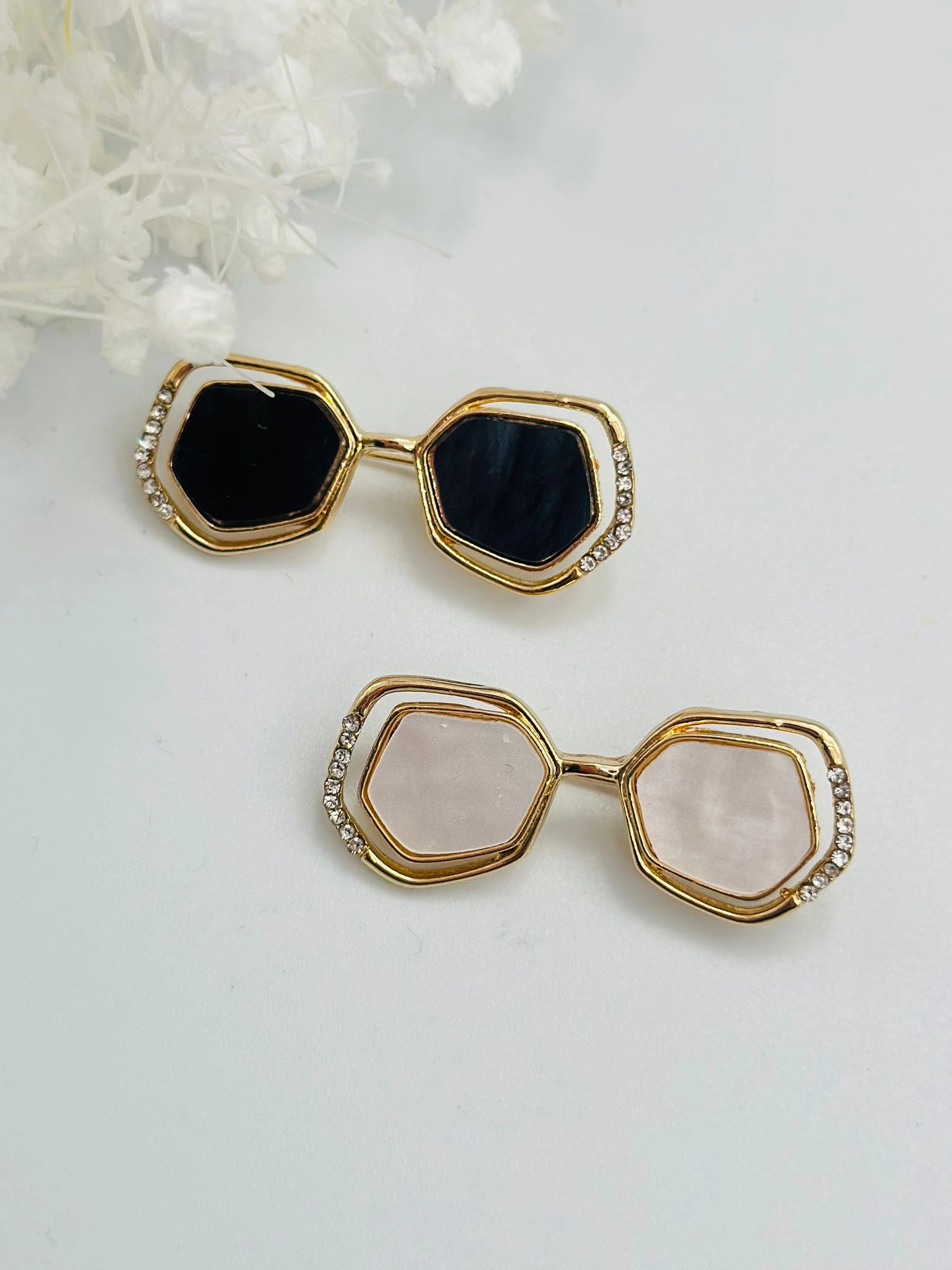Gold Çerçeve Detay Minimal Gözlük Broş