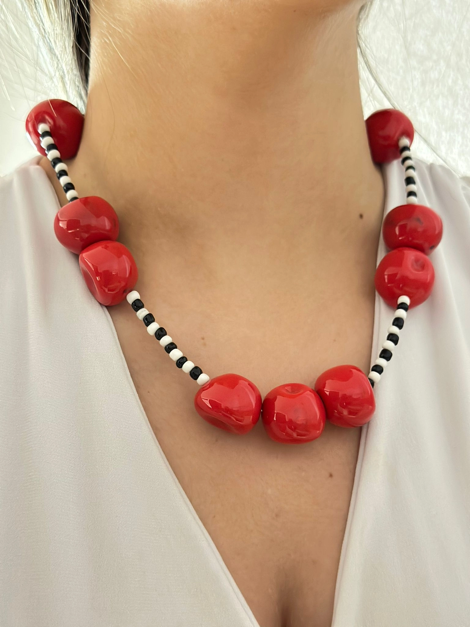 Elma Ve Siyah Beyaz Detaylı Kolye