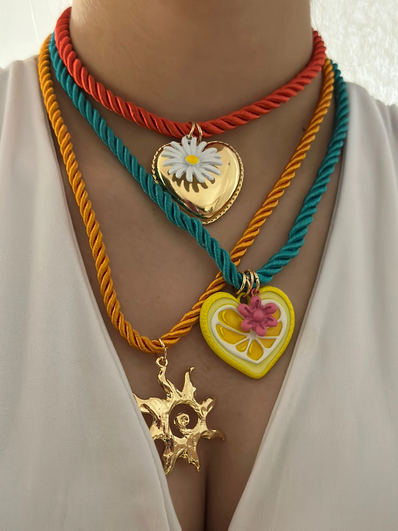 Charm Detaylı Renkli Kalp Ve Limon Kolye