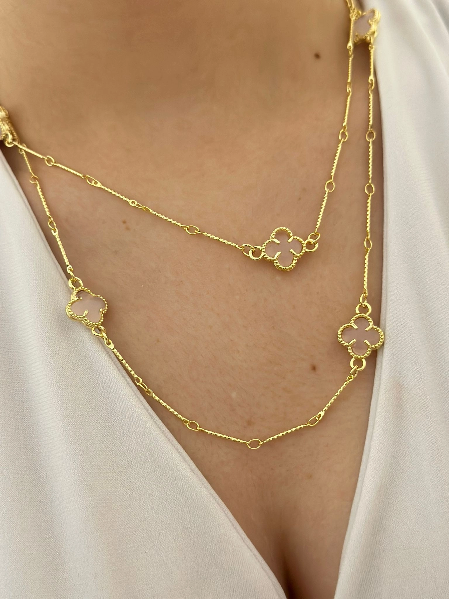 Pembe Yonca Detay Uzun Dolamalı Çelik Kolye