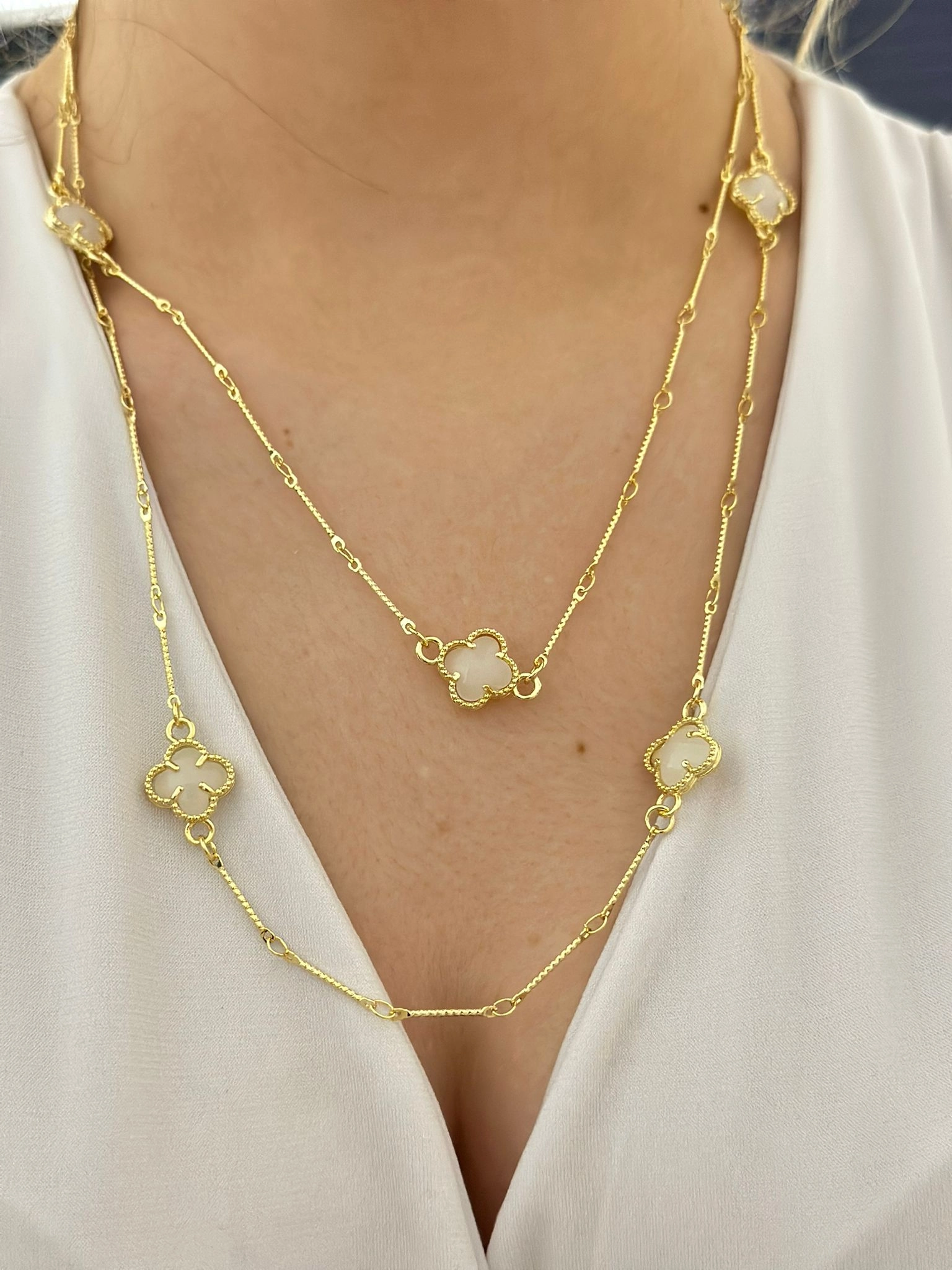 Beyaz Yonca Detay Uzun Dolamalı Çelik Kolye